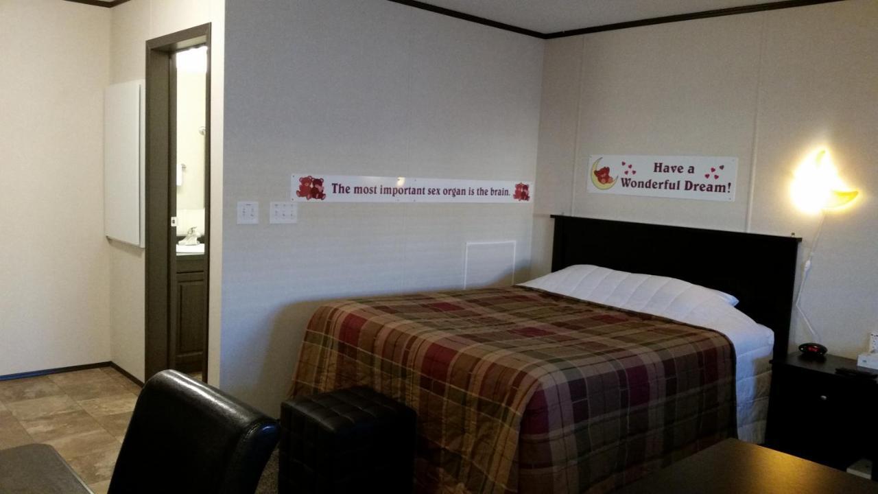 Bear'S Den Lodge Shaunavon Extérieur photo